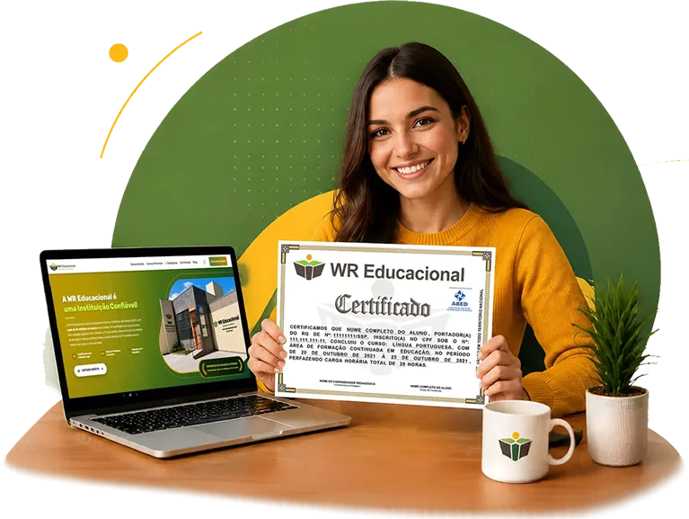 Aluna WR Educacional segurando certificado