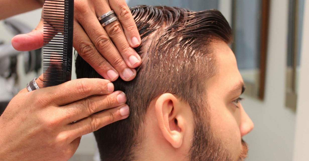 cortando cabelo de homem
