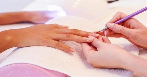 noções especializadas á manicure e pedicure